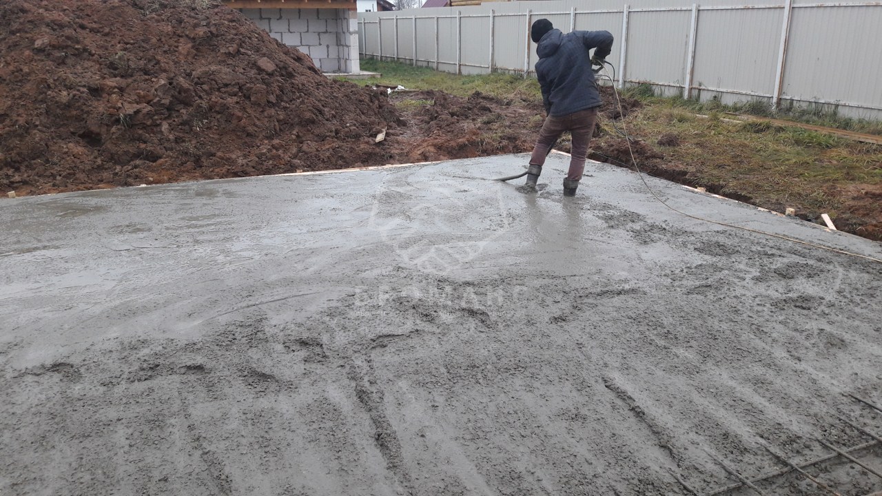Процесс вибрирования бетона