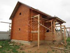 Двухэтажный домик из оцилиндрованного бревна